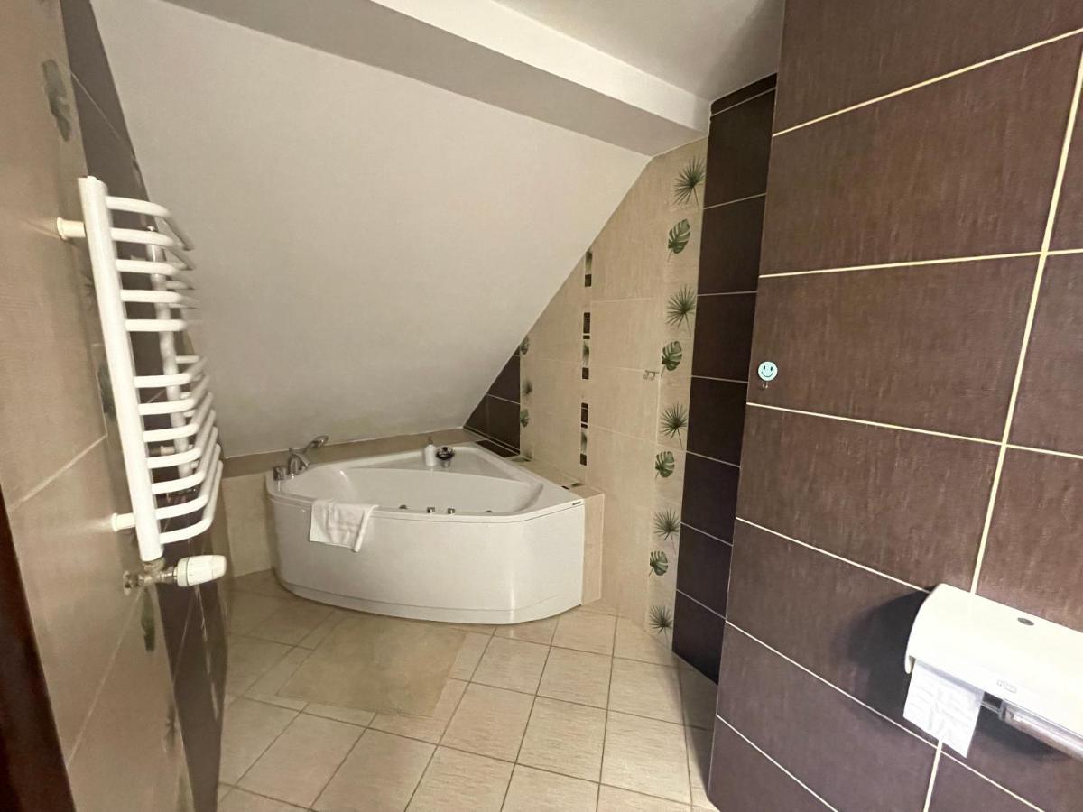 Osielsko Hotel Tyrol I Restauracja Zycie Gruzji المظهر الخارجي الصورة